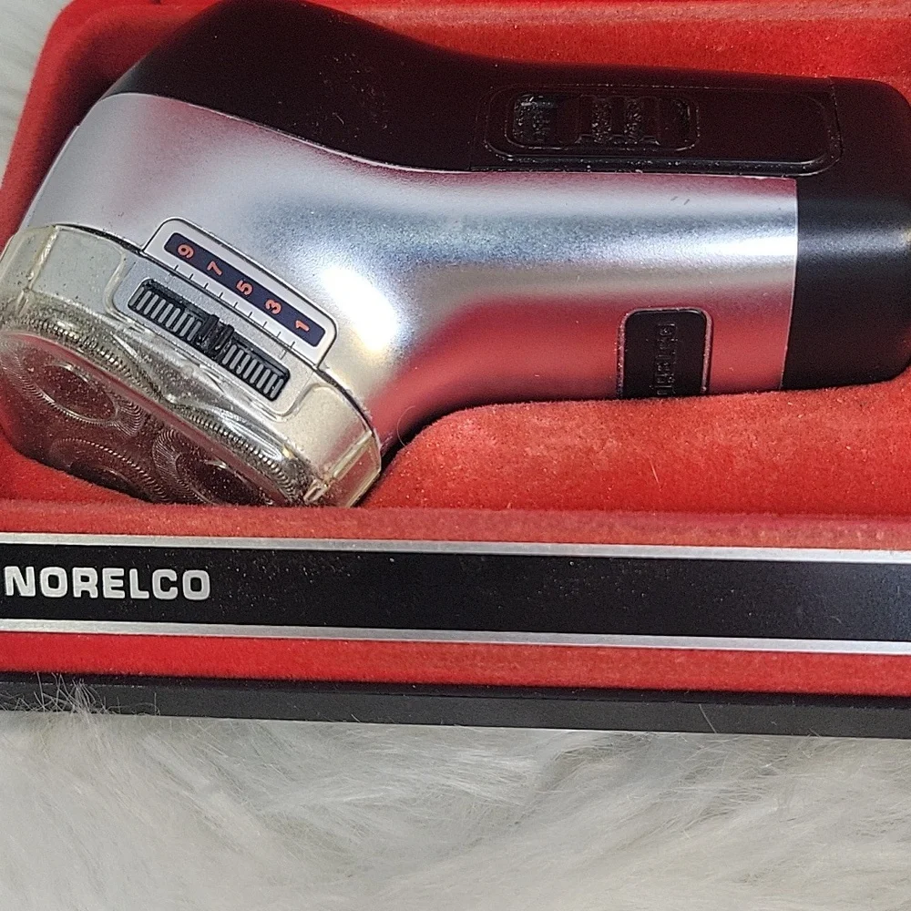 Vintage‎ Norelco Adjustable Tripleheader Electric Shaver With Case